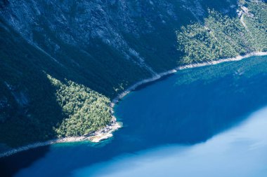 Ringedalsvatnet - mavi göl, Norveç yakınındaki Trolltunga