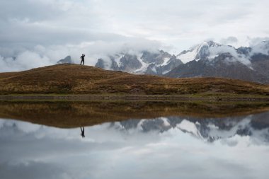 Bulutlar bir ayna yansıması ile Koruldi Gölü. Kafkas Dağları manzarası. Turizm pitoresk manzara sahiptir. Samegrelo zemo svaneti, Georgia