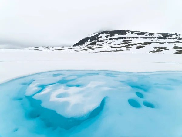 Lago Turquesa Helado Cerca Carretera Montaña Bjorgavegen Nublado Paisaje Del —  Fotos de Stock