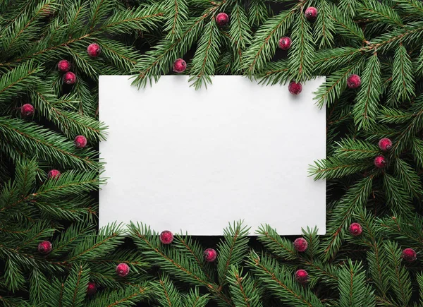 圣诞节假期背景与文本复制空间 顶部视图 杉木树枝和冬青浆果的装饰框架 纸张通知单 — 图库照片
