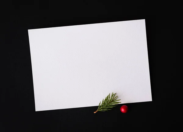 圣诞节作文与白色纸页的节日文本 新年装饰与杉木分行和冬青浆果 新年概念 顶部视图 复制空间 — 图库照片
