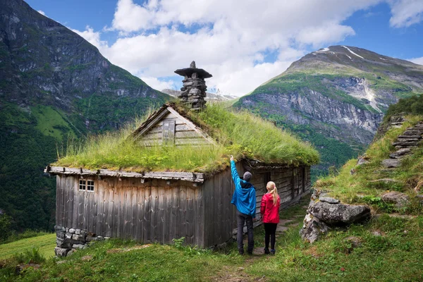 Kagefla Horské Farmy Trávník Domy Podél Fjordu Geirangerfjorden Turistická Atrakce — Stock fotografie