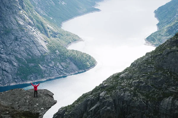 Ringedalsvatnet See Mädchen Roter Jacke Auf Felsen Blickt Auf Berge — Stockfoto