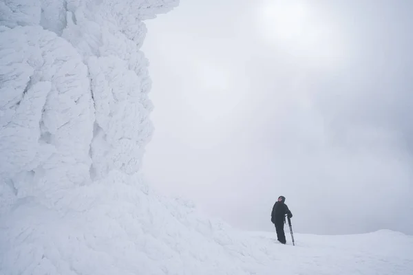 冬の厳しい山の天気 雪と岩の上の霜 ハイキングで冒険の観光 — ストック写真