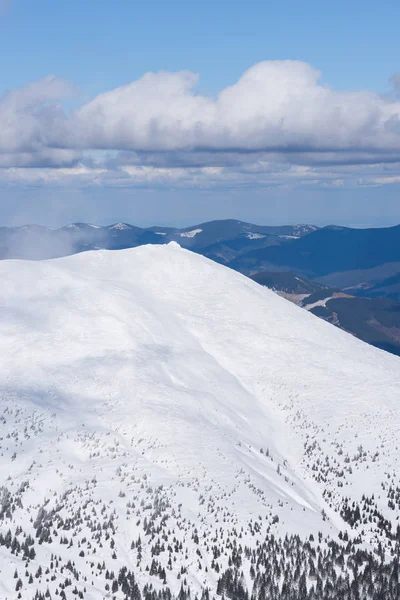 Montañas Nevadas Invierno Clima Soleado Con Hermosas Nubes Vista Cresta —  Fotos de Stock