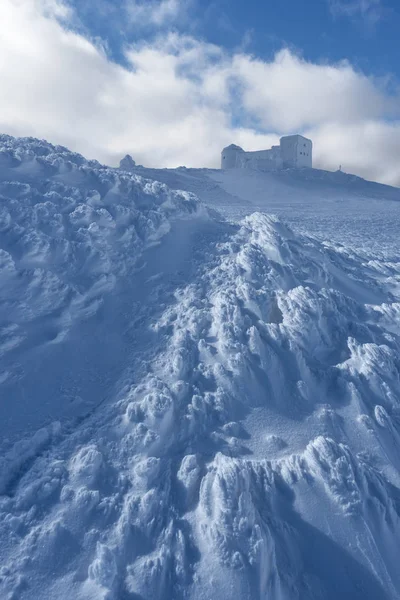 Dağlarda Kış Peyzaj Eski Gözlemevi Üstte Kar Neve Güzel Doku — Stok fotoğraf