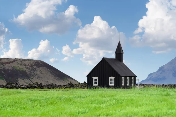 Budakirkja 黑教堂在 Budir 宗教和旅游景点 夏天风景与教堂和山 — 图库照片