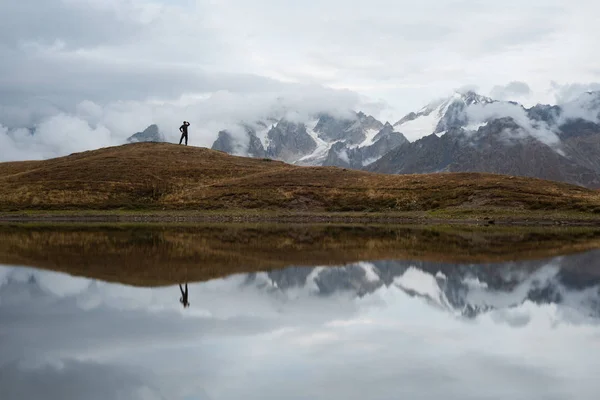 Koruldi Lake Mirror Reflection Clouds View Caucasus Mountains Tourist Enjoys — Stock Photo, Image