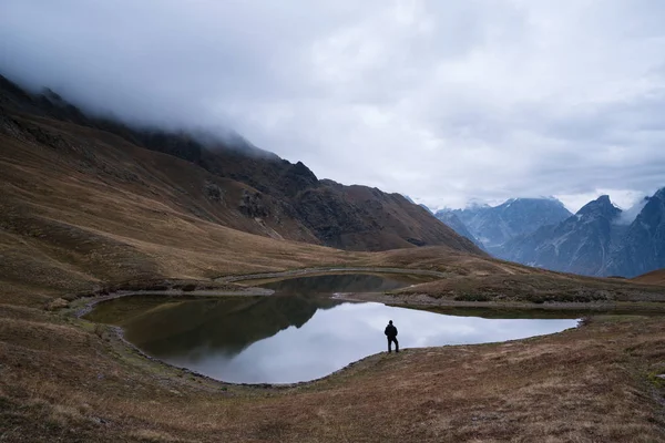 Lago Montaña Koruldi Vista Cresta Principal Caucásica Turista Disfruta Del — Foto de Stock