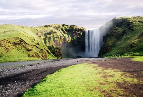 Cachoeira Skogafoss Bonita Sul Islândia Marco Famoso Paisagem Verão Dia — Fotografia de Stock