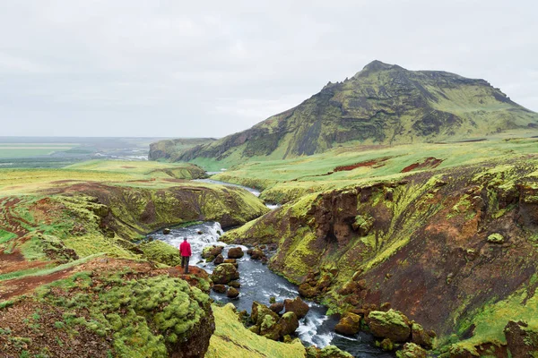 Hiking Skoga River Iceland Scenic Landscape Skogafoss Falls Tourist Enjoys — Stock Photo, Image