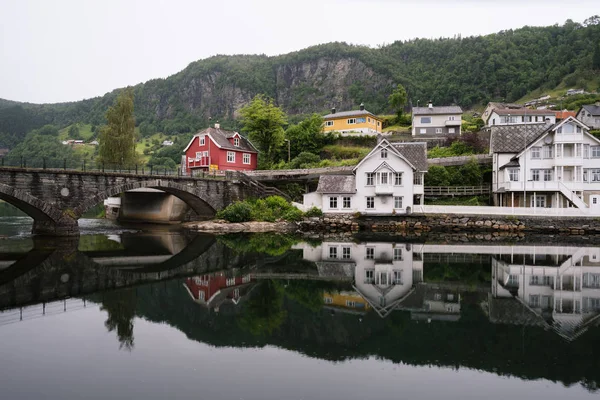 Norheimsund 노르웨이 시설은 노르웨이의 다리입니다 반사입니다 흐린된 — 스톡 사진