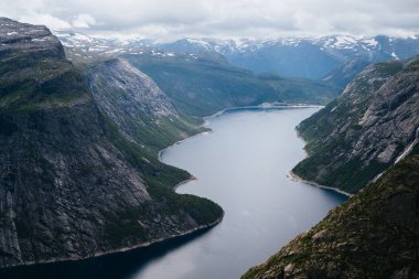 Ringedalsvatnet Gölü. Trolltunga uçurumdan, Norveç görüntülemek