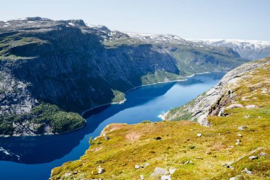 Trolltunga izi görüntüleyin. Dağ gölü Ringedalsvatnet. Güneşli havalarda Norveç manzara
