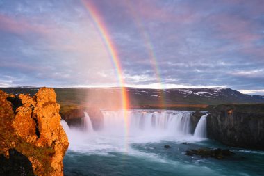 Godafoss - İzlanda şelaleler biri. Doğal ve turistik cazibe. Bir gökkuşağı, yaz yatay