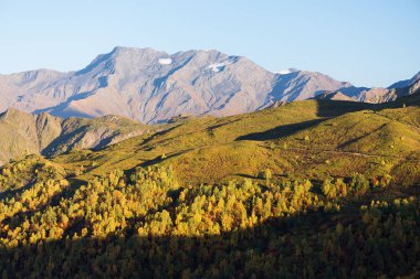 Dağ manzarası. Sonbahar Kafkasya'da. Mount Mheer görünümden. Georgia, Samegrelo zemo Svaneti
