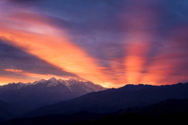 Güzel şafak dağlarda. Tepe ve bulutlar güneş. Mount Mkheer görünümden. Zemo Svaneti, Gürcistan 