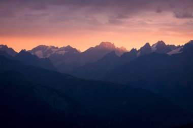 Dağ manzarası. Günbatımı güzel ışık ile. Zemo Svaneti, Georgia. Mount Mkheer görünümünden