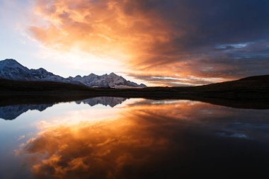 Koruldi - dağ gölü Svaneti, Gürcistan. Su ayna yansıması. Dawn ile güzel manzara