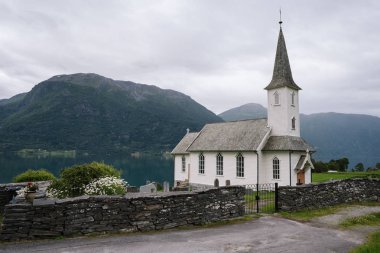 Beyaz ahşap Norveç kilise - Nes kyrkje, Komün parlaklık, Norveç. Lusterfjord fiyort. Yaz bulutlu manzara