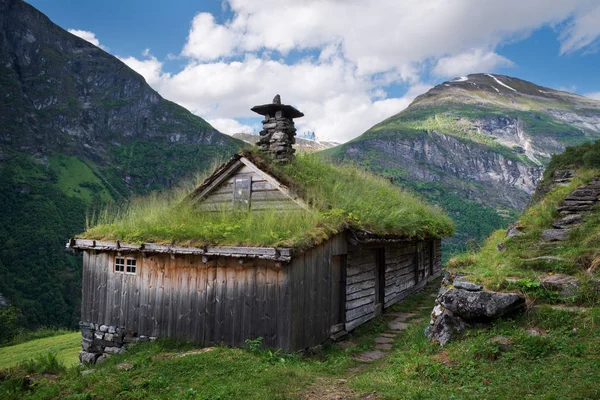 Kagefla Geirangerfjorden フィヨルドに沿って山腹に山農場 ノルウェーの観光名所 伝統的なスカンジナビアの芝の家 — ストック写真