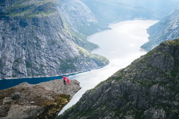 Turistik Norveç Bayrağı Ile Ringedalsvatnet Gölü Cliff Yakınındaki Trolltunga Üzerinden — Stok fotoğraf