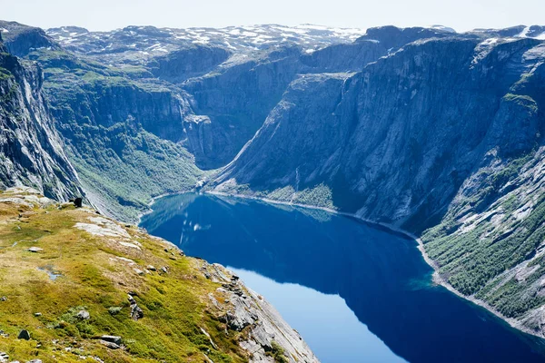 Pohled Trolltunga Stezka Ringedalsvatnet Modré Jezero Norska — Stock fotografie