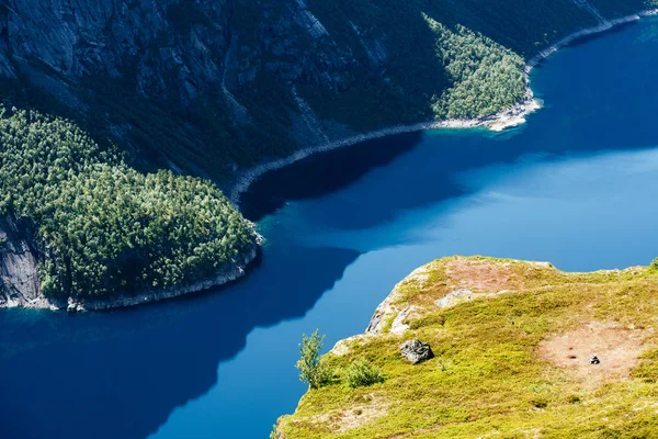 Ringedalsvatnet Lago Montagna Vicino Trolltunga Paesaggio Norvegese Con Tempo Soleggiato — Foto Stock