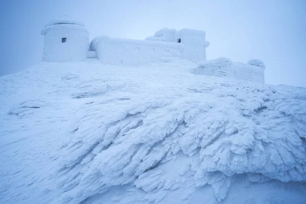 严冬景观 天文台在山顶上 暴风雪过后的霜冻和积雪 冰雪覆盖 — 图库照片