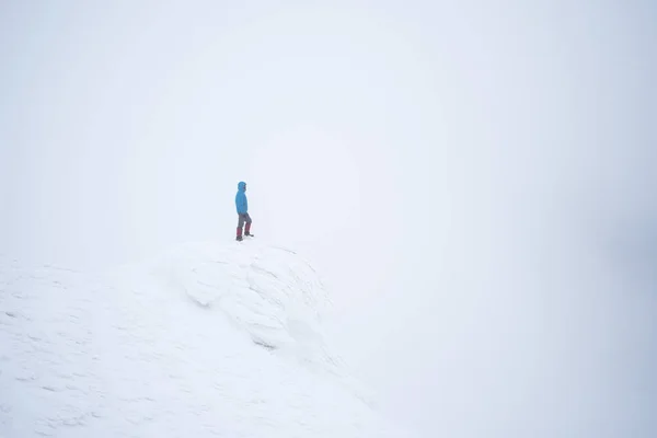 Escursioni Montagna Inverno Paesaggio Con Neve Nebbia Stand Turistici Cima — Foto Stock