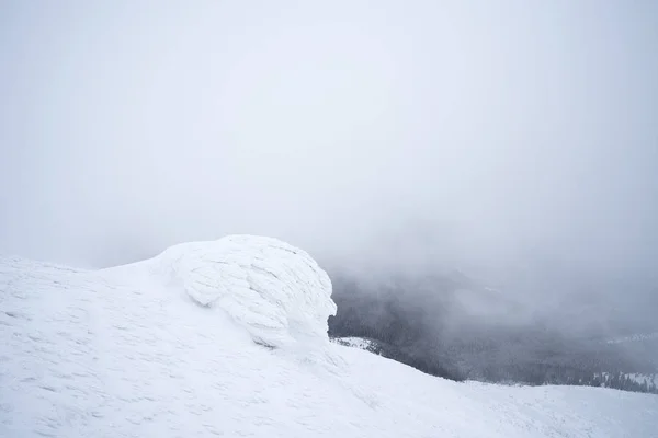 冬天的雪山 景观与雪和雾 岩石覆盖着积雪 — 图库照片