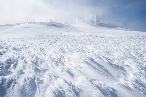 冬天寒冷的山 天文台在顶部 暴风雪过后的霜冻和积雪 冰雪覆盖 — 图库照片