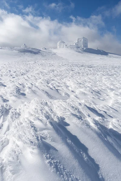 Hoarfrost Dağ Tepe Üzerinde Gözlemevi Frost Firn Sonra Kar Fırtınası — Stok fotoğraf