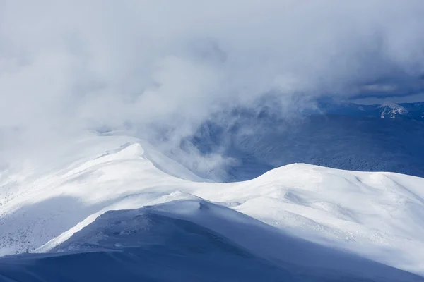 Inverno Frio Nas Montanhas Dia Gelado Ensolarado Ridge Nuvens Nevoeiro — Fotografia de Stock