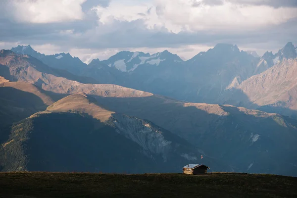 Samegrelo Zemo スヴァネティ グルジアのコーカサス山脈 山小屋とツーリスト ロッジ 雲の嶺の秋の夜の風景 — ストック写真