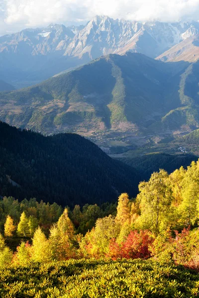 Hösten Övre Svanetien Georgia Ushba Topp Moln Från Berget Mkheer — Stockfoto