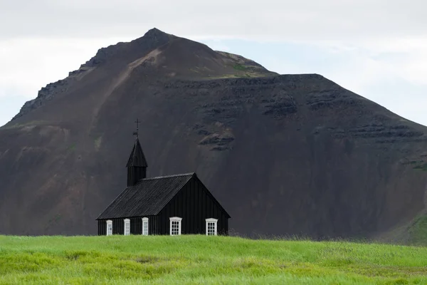 Budakirkja Budir 아이슬란드의 명소입니다 배경에서 — 스톡 사진