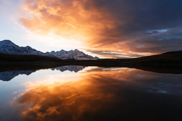 Koruldi Dağ Gölü Svaneti Gürcistan Ayna Yansıması Dawn Ile Güzel — Stok fotoğraf