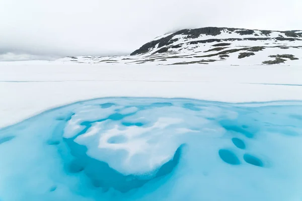 Aurlandsfjellet ノルウェーの風光明媚な国道 氷のようなターコイズ ブルーの湖 Bjorgavegen 近くの景勝地 — ストック写真