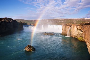 Godafoss şelale. İzlanda'nın doğal ve turistik cazibe. Bir gökkuşağı, yaz yatay
