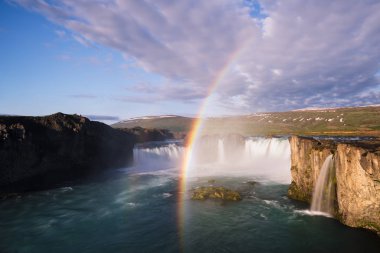 Yatay, İzlanda'daki Godafoss Şelalesi ve gökkuşağı. Turistik güneşli havalarda