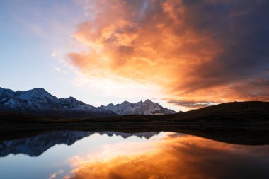 Dağ gölü Koruldi. Sabah manzara güzel gökyüzü ve gün ışığı ile. Su yansıması. Ana Kafkas ridge. Zemo Svaneti, Gürcistan