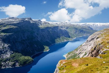 Ringedalsvatnet - dağ göl kenarında Trolltunga. Doğal manzara Norveç'in. Güneşli havalarda