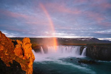 Godafoss waterfal, İzlanda. Ünlü turistik. Bir gökkuşağı, yaz yatay