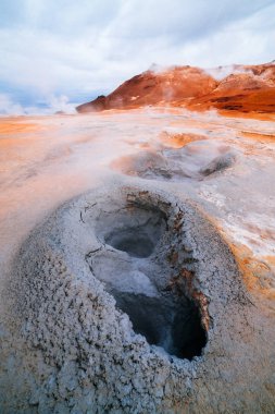 İzlanda jeotermal. Namafjall - Hverir alan alanında. Çamur ve kaplıcalar kaynar hangi havuzları manzara. Turistik ve doğal konumlar