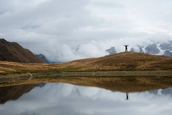 Koruldi Sjö Med Spegelbild Moln Över Kaukasus Bergen Hiker Står — Stockfoto