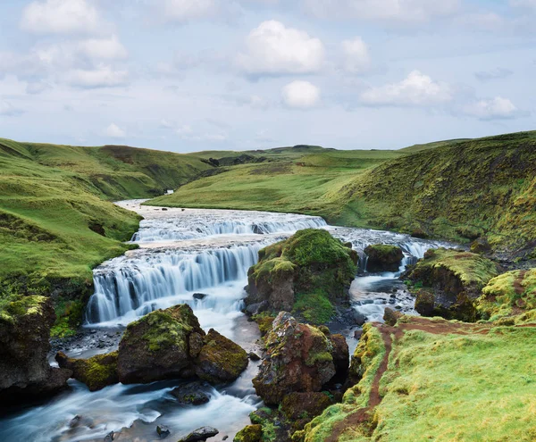 Skoga 아이슬란드에 폭포입니다 Skogafoss 속에서 놀라운 잔디와 — 스톡 사진