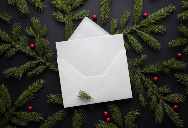 コピーのテキストのための領域と背景をクリスマスと新年 モミの枝とヒイラギの果実からの装飾 グリーティング カードと手紙 — ストック写真