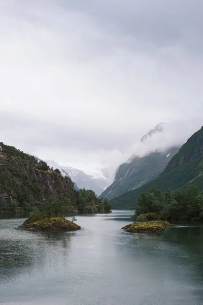 Lago Lovatnet Valle Lodal Paisaje Escénico Noruega Nublado Clima Noruego — Foto de Stock