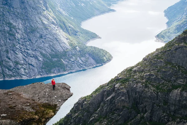 Trolltunga Hike Girl Tourist Enjoys Beautiful View Ringedalsvatnet Lake Summer — Stock Photo, Image